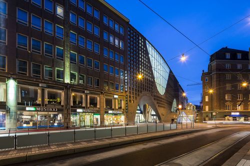 ceglana fasada Biblioteki Głównej Uniwersytetu w Helsinkach Kaisa-talo